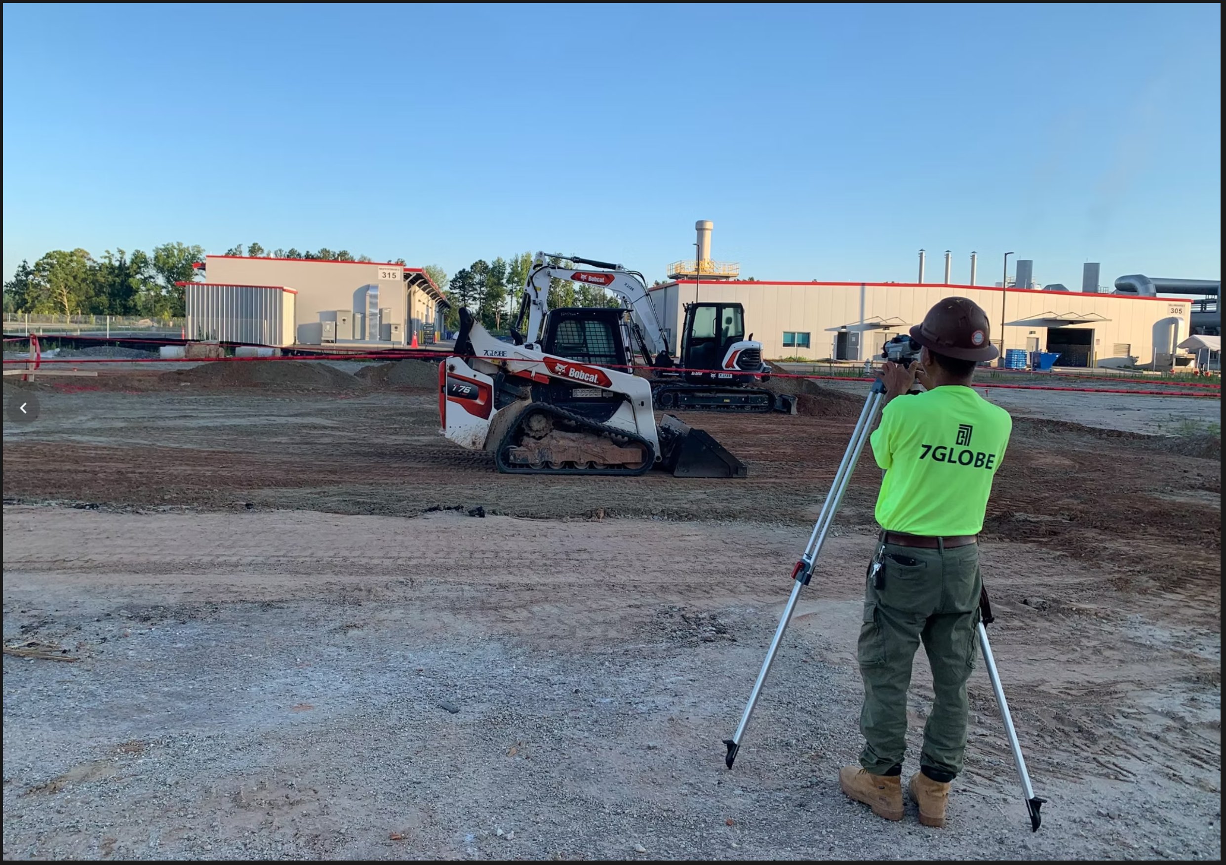 7 Globe crew surveying a job site with a Bobcat in Georgia / 조지아 현장에서 측량하는 7 Globe 팀